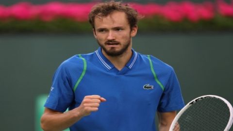 Indian Wells: Medvedev battles ankle injury to move into semis
