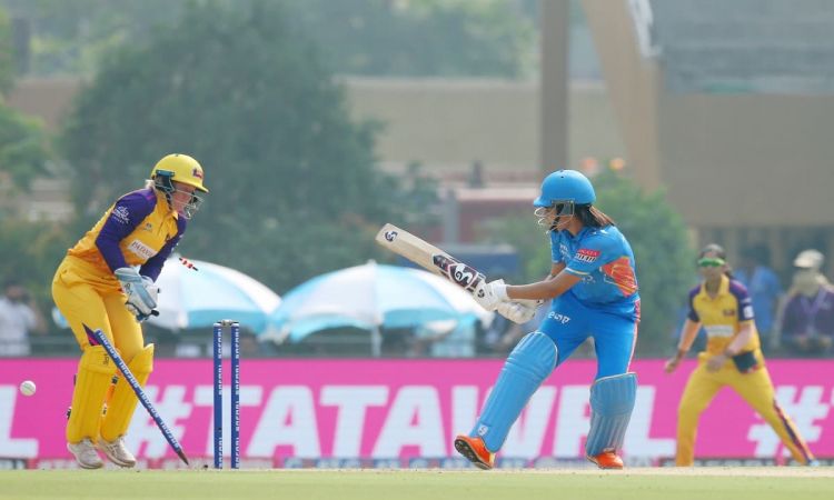 WPL 2023: बिखर गए मुंबई इंडियंस के बल्लेबाज़, यूपी वॉरियर्स को मिला 129 रनों का लक्ष्य