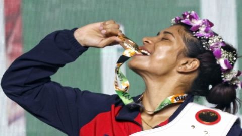 New Delhi: India's Nikhat Zareen poses with Gold medal during award ceremony, after winning over Vie