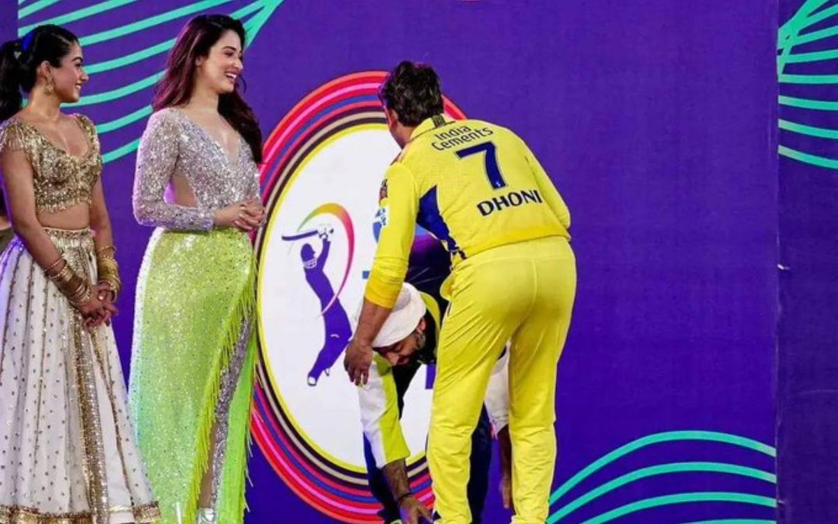 Cricket Image for सिंगर अरिजित सिंह ने छूए धोनी के पैर, जीत लिए करोड़ों दिल