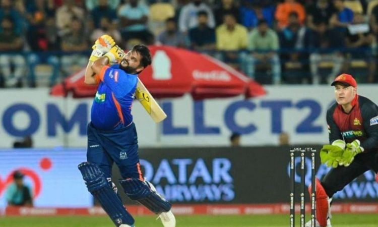 Cricket Image for VIDEO : घड़ी की सूई वापस घूमी, सुरेश रैना ने जड़ दिया तीर जैसा सीधा छक्का