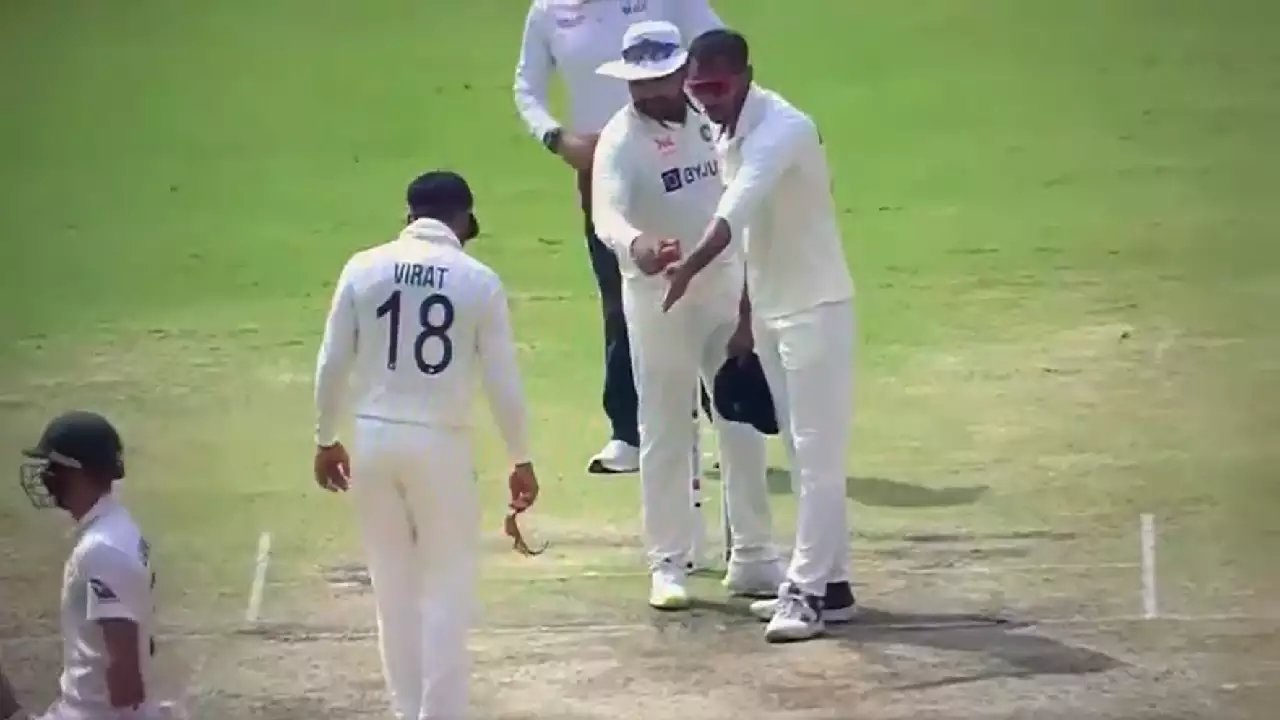 विराट कोहली मैच के दौरान कप्तान के अंदाज में दिखे, चुपचाप खड़े देखते रहे रोहित शर्मा,देखें VIDEO 