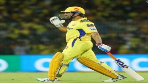 'Don't think he goes after milestones', says Sehwag on Dhoni crossing the 5000-run mark in IPL