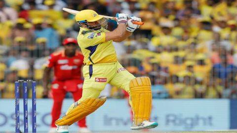 MS Dhoni smacks back-to-back sixes in last over to shoulder CSK to 200 against PBKS!