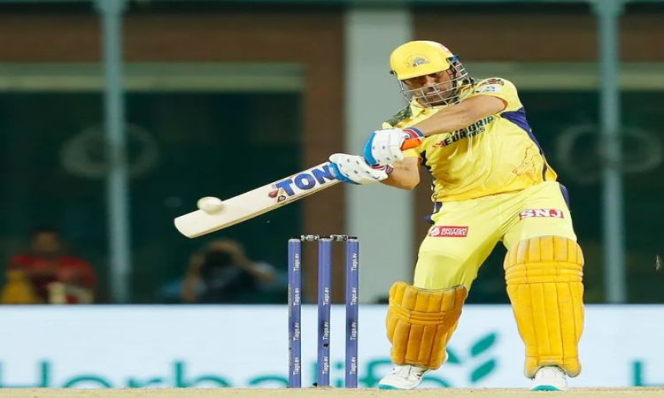 MS Dhoni completed 5000 runs in IPL with a six!