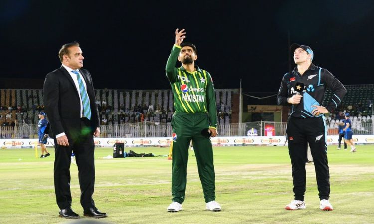PAK vs NZ: न्यूजीलैंड ने पाकिस्तान के खिलाफ टॉस जीतकर गेंदबाजी चुनी, देखें प्लेइंग XI