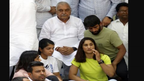 महिला पहलवानों ने सुप्रीम कोर्ट से कहा, यौन उत्पीड़न के आरोपियों को प्रोत्साहित करता है पुलिस का रवै