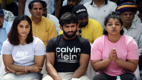 पहलवानों का धरना : मंत्रालय ने आईओए से कहा, डब्ल्यूएफआई में पारदर्शी चुनाव के लिए तदर्थ समिति बनाएं