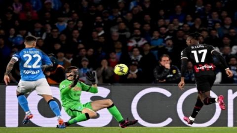 AC Milan's Rafael Leao (R) scores his goal during a Serie A football match between Napoli and AC Mil