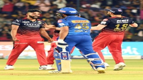 Bengaluru : RCB's bowler Mohammed Siraj along with teammates celebrate the dismissal of MI's Ishan K