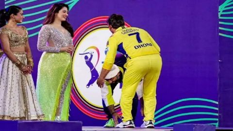 When legends meet: Arijit Singh touches Dhoni's feet at IPL opening ceremony