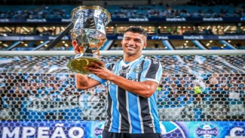 Luis Suarez wins first trophy with Gremio