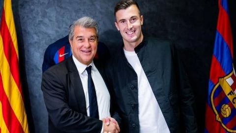 Barcelona reserve keeper Pena agrees three-year contract extension