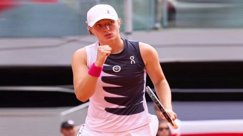 Madrid Open: Swiatek downs Pera to reach fourth round, Chinese duo out of women's doubles