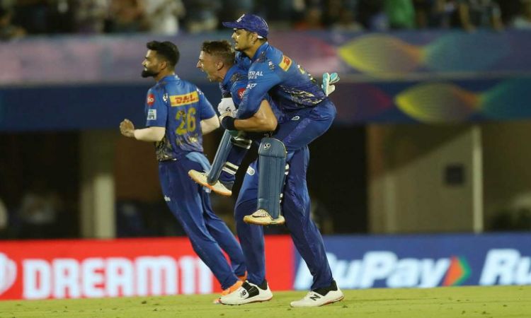  MI players celebrate as they qualify for IPL 2023 playoffs after GT eliminate RCB!