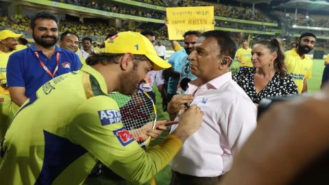 Cricket Image for शर्ट पर धोनी का ऑटोग्राफ लेने पर गावस्कर, बोले, 'मेरे लिए बेहद भावुक पल'