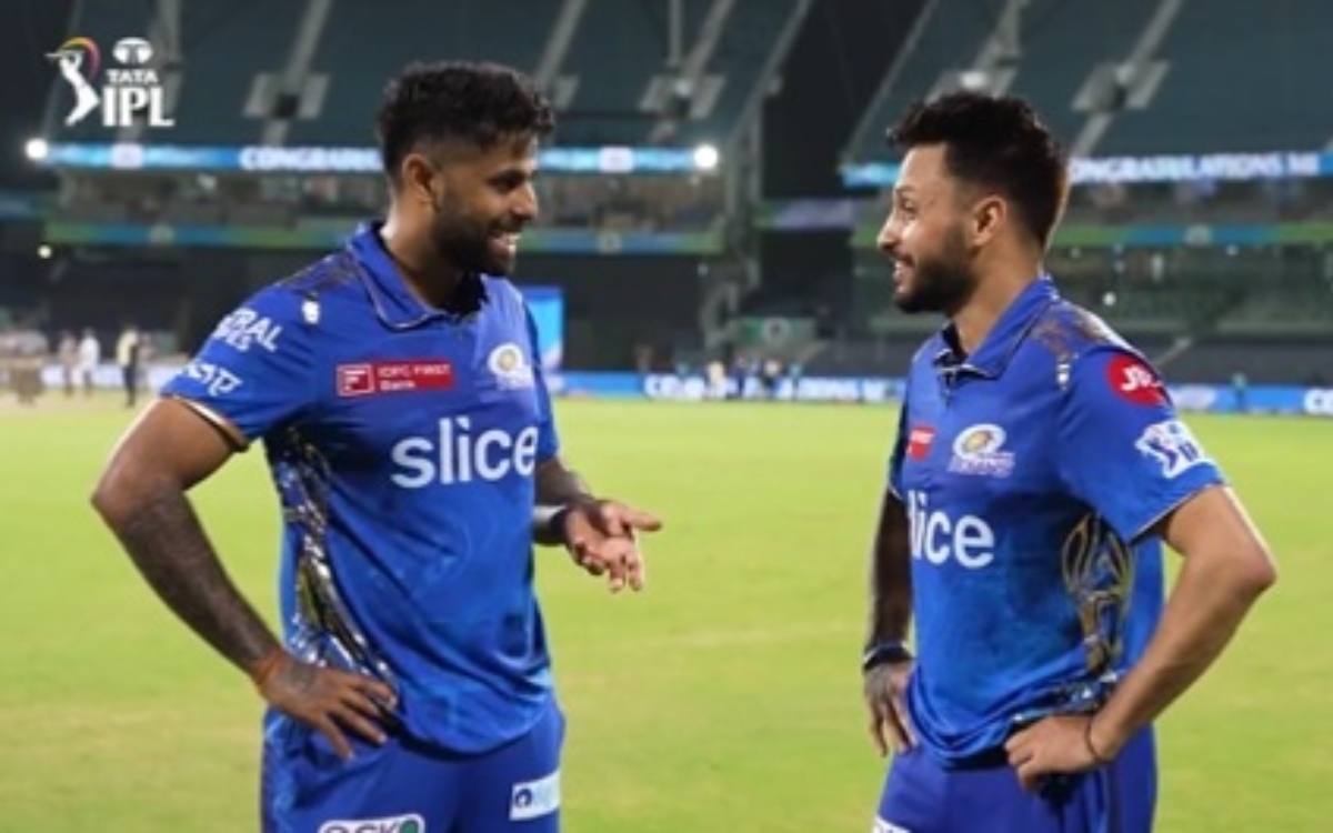 WATCH: अब 10 विकेट लेगा क्या? सूर्या ने लिए मैच के बाद आकाश के मज़े