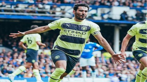 Manchester City move to within a win of title after dramatic Sunday