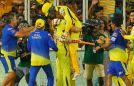 WATCH: 'ये नहीं देखा तो जीवन बेकार है', आईपीएल जीतकर धोनी ने जडेजा को गोदी में उठा लिया