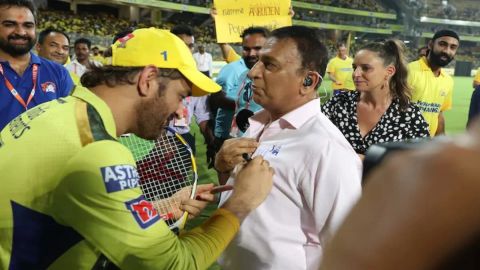 Ms Dhoni Video Of Giving Autograph To Sunil Gavaskar After Csk Vs Kkr Match!