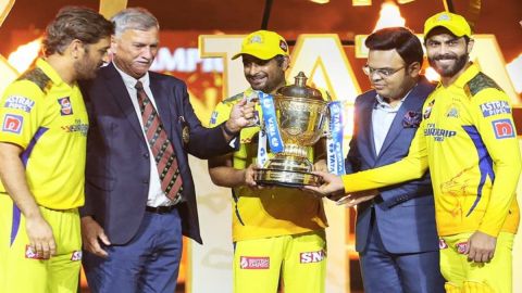 CSK फैमिली है हमारी... धोनी ने ट्रॉफी अकेले उठाने से कर दिया मना; देखें दिल छूने वाला VIDEO