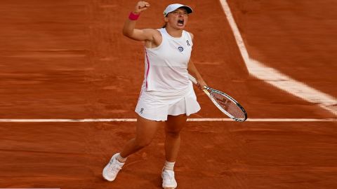French Open: Swiatek ends Haddad Maia's dream run to make third final in Paris
