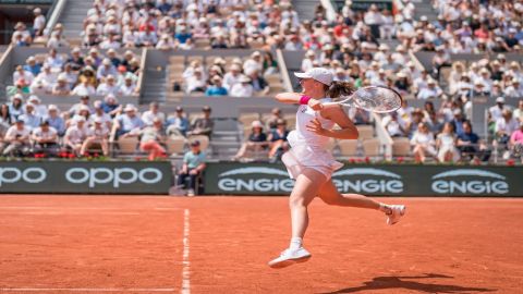  Iga Świątek continues defense of French Open title with straight sets victory over American Coco Ga