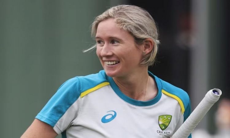 Australia beat England by four wickets thanks to Beth Mooney's unbeaten 61