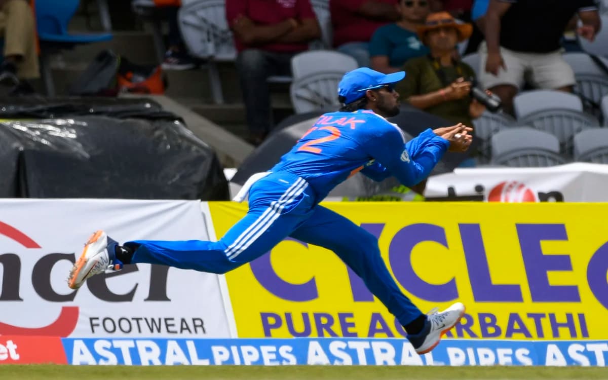 Tilak Varma Takes A Stunning Catch On His T20i Debut To Dismiss Johnson Charles Watch Video! அறிமுக போட்டியிலேயே அசாத்தலான கேட்ச் பிடித்து அசத்திய திலக் வர்மா - வைரல் காணொளி!