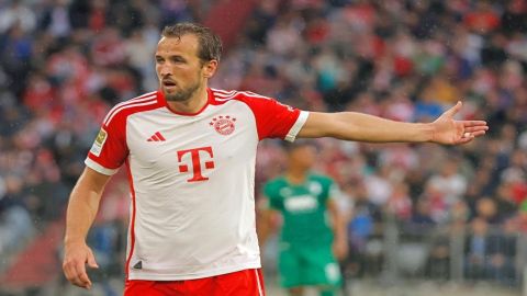 Kane scores twice as Bayern down Augsburg in Bundesliga