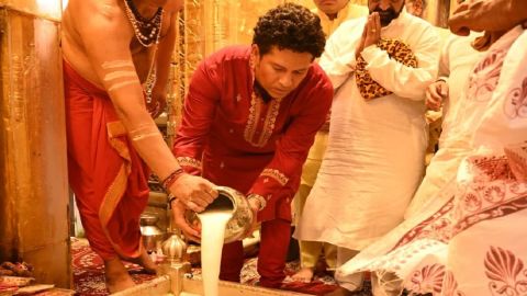 Sachin Tendulkar worshipping at Shri Kashi Vishwanath temple Watch Video