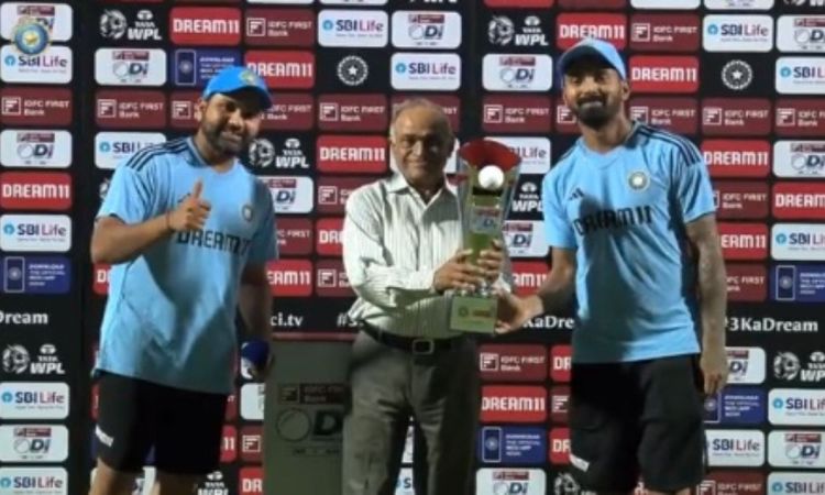 WATCH: मैच हारकर दिल जीत गए रोहित शर्मा, केएल राहुल ने थामी ट्रॉफी रोहित ने हाथ तक नहीं लगाया
