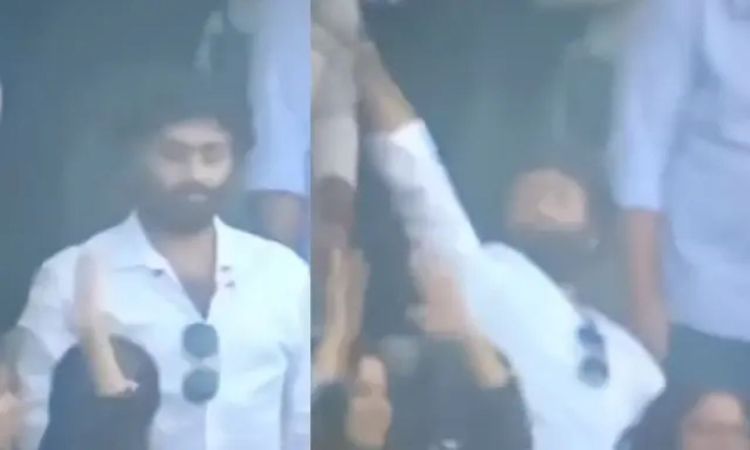 WATCH: बाबर को आउट होता देख झूम उठे अरिजीत सिंह, टीम इंडिया की जर्सी लहराकर मनाया जश्न