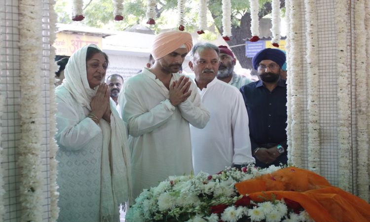 Bishan Singh Bedi's last rites performed at Lodhi Crematorium ground (Ld)