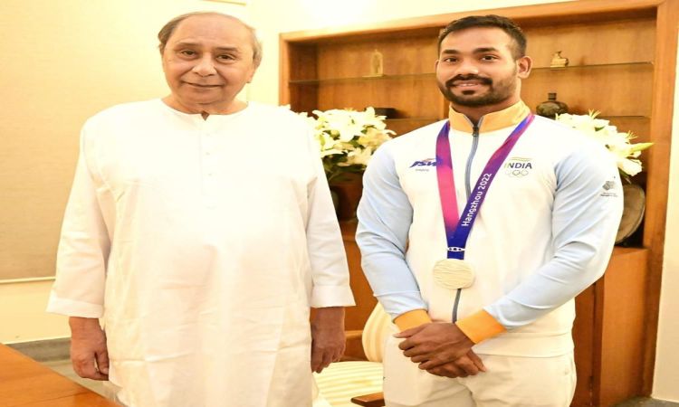 CM Naveen Patnaik felicitates Odisha javelin star with a cash prize of Rs 1.5 cr