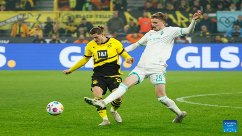 Dortmund edges Bremen to go top in Bundesliga