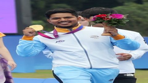 Hangzhou: Gold medal winner India's Ojas Pravin Deotale and Jyothi Surekha Vennam during the medal c