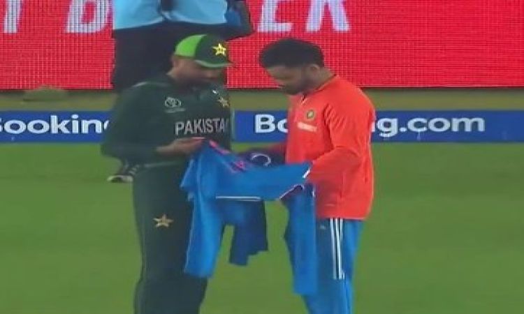 Virat gifts signed jersey to Babar; Wasim Akram criticizes Pakistan captain, says 