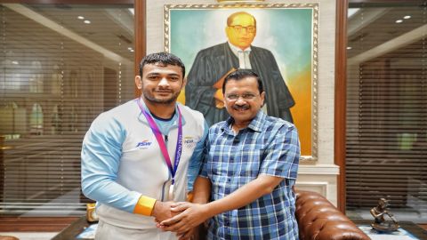 सिल्वर मेडल विजेता दीपक पुनिया ने सीएम केजरीवाल से की मुलाकात