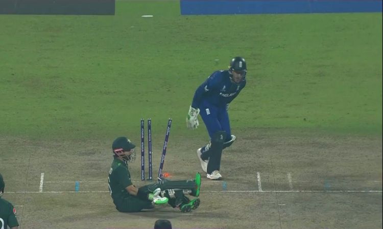 World Cup 2023: बोल्ड होने के बाद पिच पर गिरे मोहम्मद रिजवान तो फैंस उड़ा रहे जमकर मजाक 