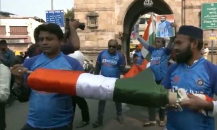 WATCH: ये नहीं देखा तो क्या देखा, अहमदाबाद की सड़कों पर 500 फुट लंबा तिरंगा लेकर निकले फैंस