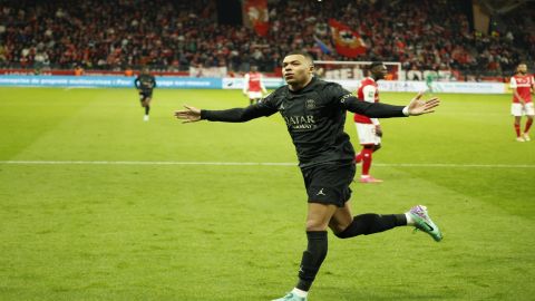 Mbappe scores hat-trick as PSG beat Reims to go on top of Ligue 1