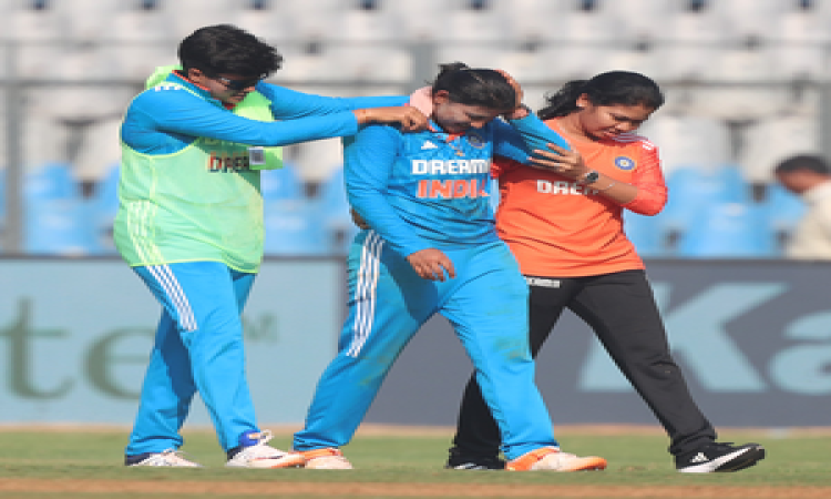 IND-W v AUS-W: Sneh Rana suffers collision; Harleen comes in as concussion substitute