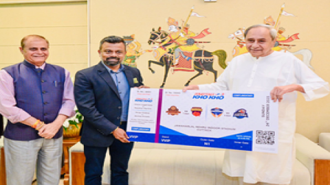 Naveen Patnaik presented the first ticket of Ultimate Kho Kho League Season 2