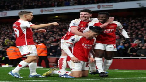 Premier League: Arsenal move to top with dominant win over Brighton