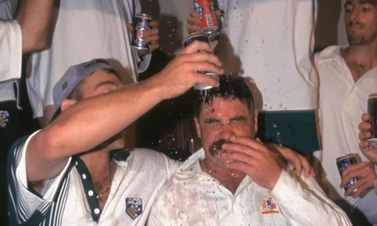 जब ऑस्ट्रेलिया के पूर्व बल्लेबाज डेविड बून ने फ्लाइट में पी थी बीयर के 52 केन