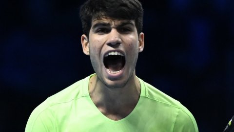 ATP Finals: Alcaraz sails into semis on debut, sets showdown with Djokovic