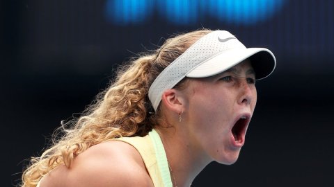 Australian Open: Andreeva stages fightback to beat Parry, advance to last 16