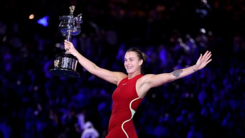 Australian Open: Aryna Sabalenka beats Zheng to win second singles crown in Melbourne