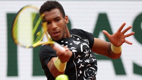 Australian Open: Auger-Aliassime secures marathon victory over Thiem